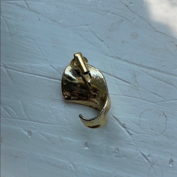 (CLOSET CLOSING FINAL SALE) Unique Swirl Clip On Vintage Earrings - Picture 2 of 5